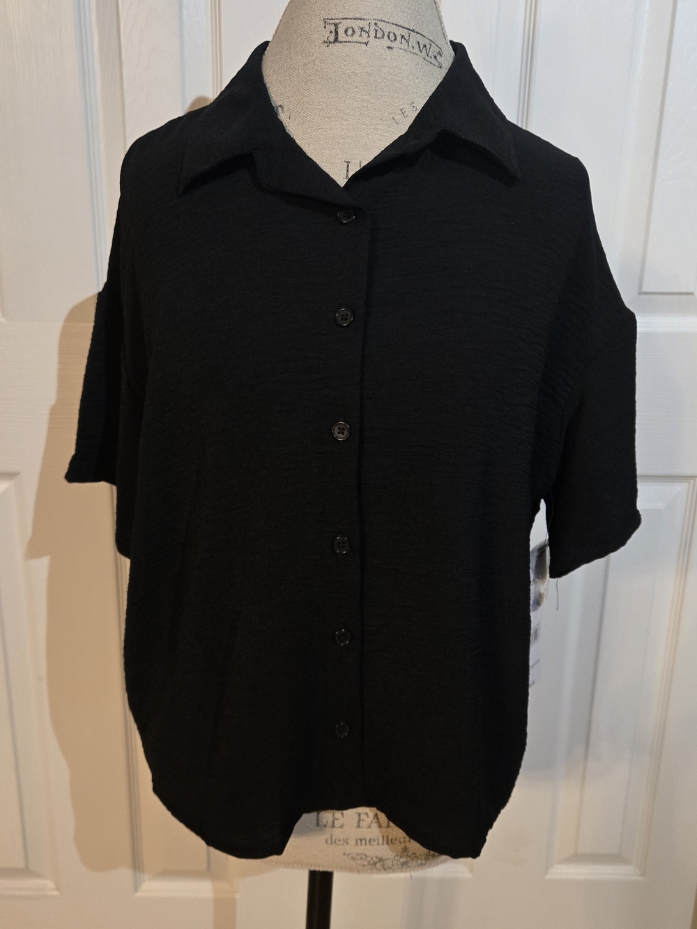 just be Black Short Sleeve Button-Front Collared Shirt